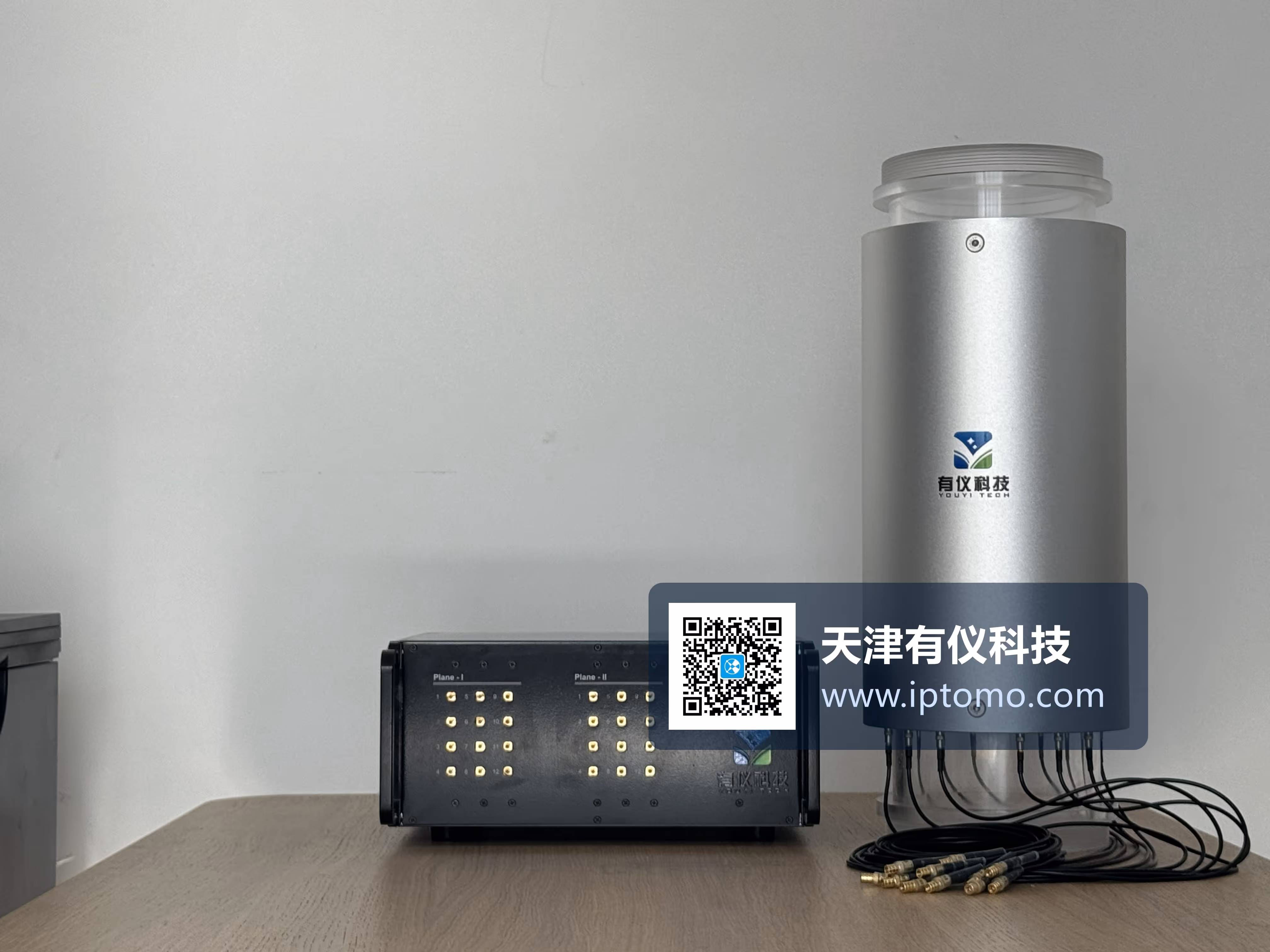 pico-ECT 电容层析成像（ECT）系统运行中 — 采集主机各通道指示灯点亮，立柱式 ECT 传感器在线采集